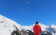 32 Il drone vola in alto